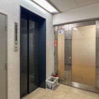 中央区日本橋人形町の賃貸物件/4階出入り口。エレベーターの両隣から入れるつくり