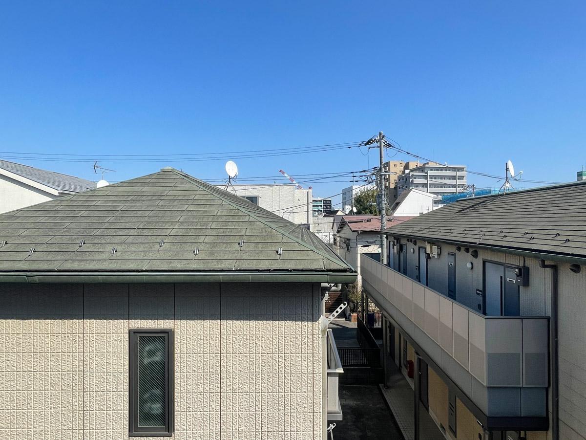杉並区阿佐谷北の賃貸物件/窓からの眺め。周囲は戸建が並んでいて、青空がしっかりと見えます