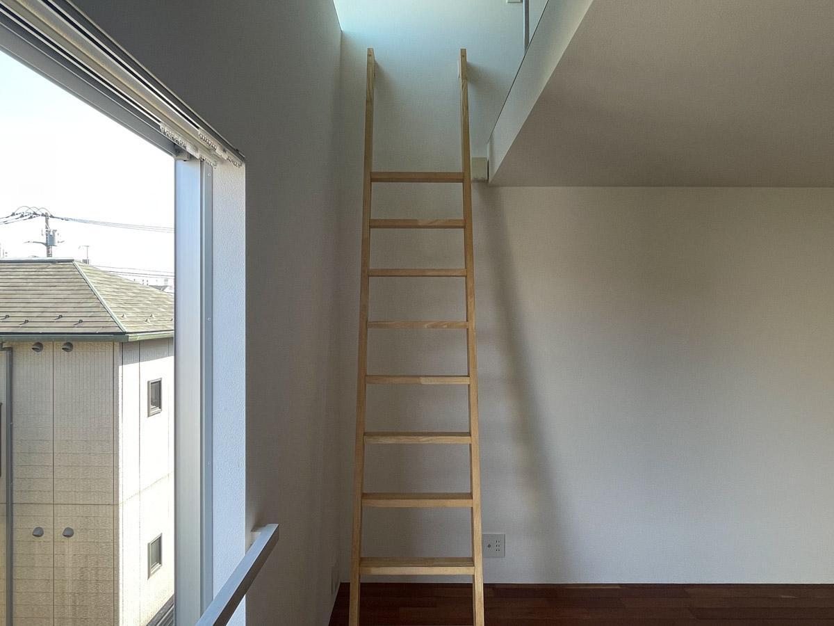 杉並区阿佐谷北の賃貸物件/窓際のはしごで、東側のロフトへ上がります
