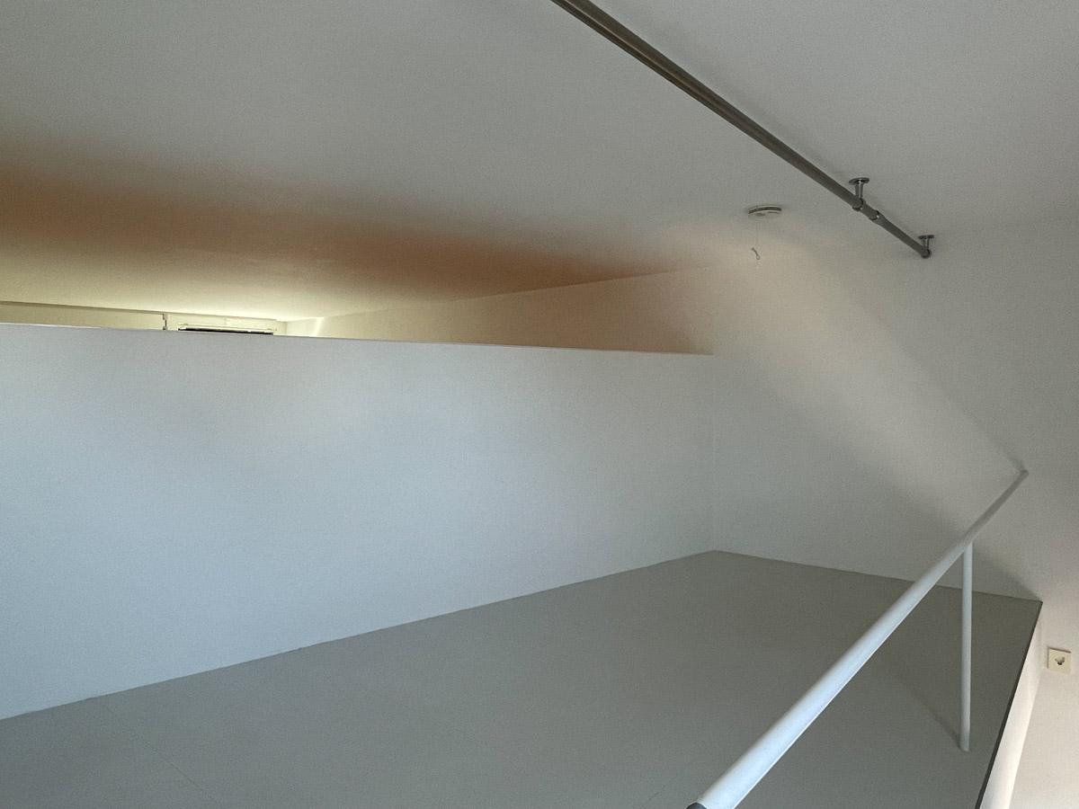 杉並区阿佐谷北の賃貸物件/東側のロフト。天高は約1.3mで、ハンガーパイプが天井についています