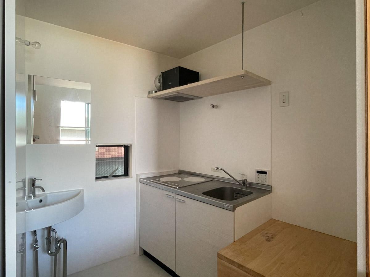 杉並区阿佐谷北の賃貸物件/キッチンスペース。冷蔵庫は台の上に置きます