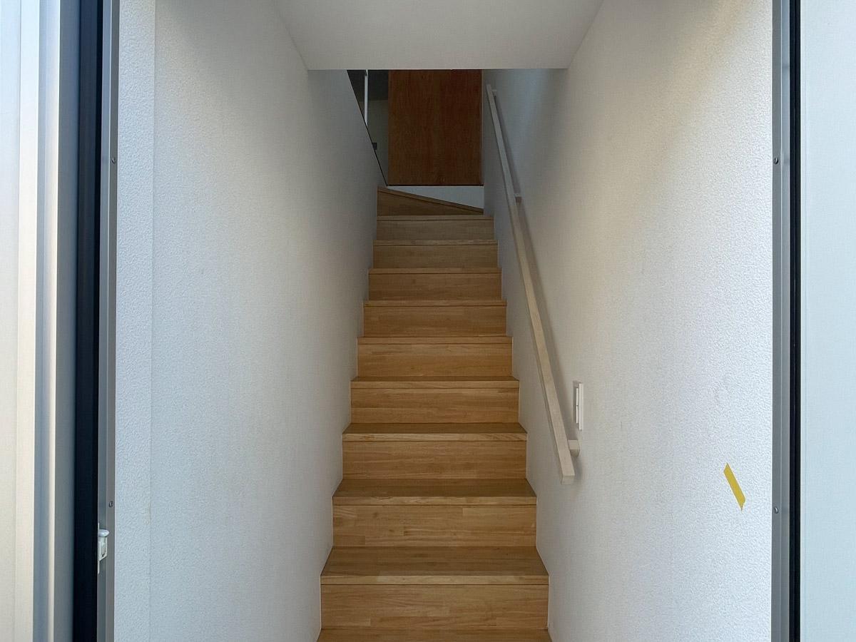 杉並区阿佐谷北の賃貸物件/玄関を開けてすぐに階段を上がります