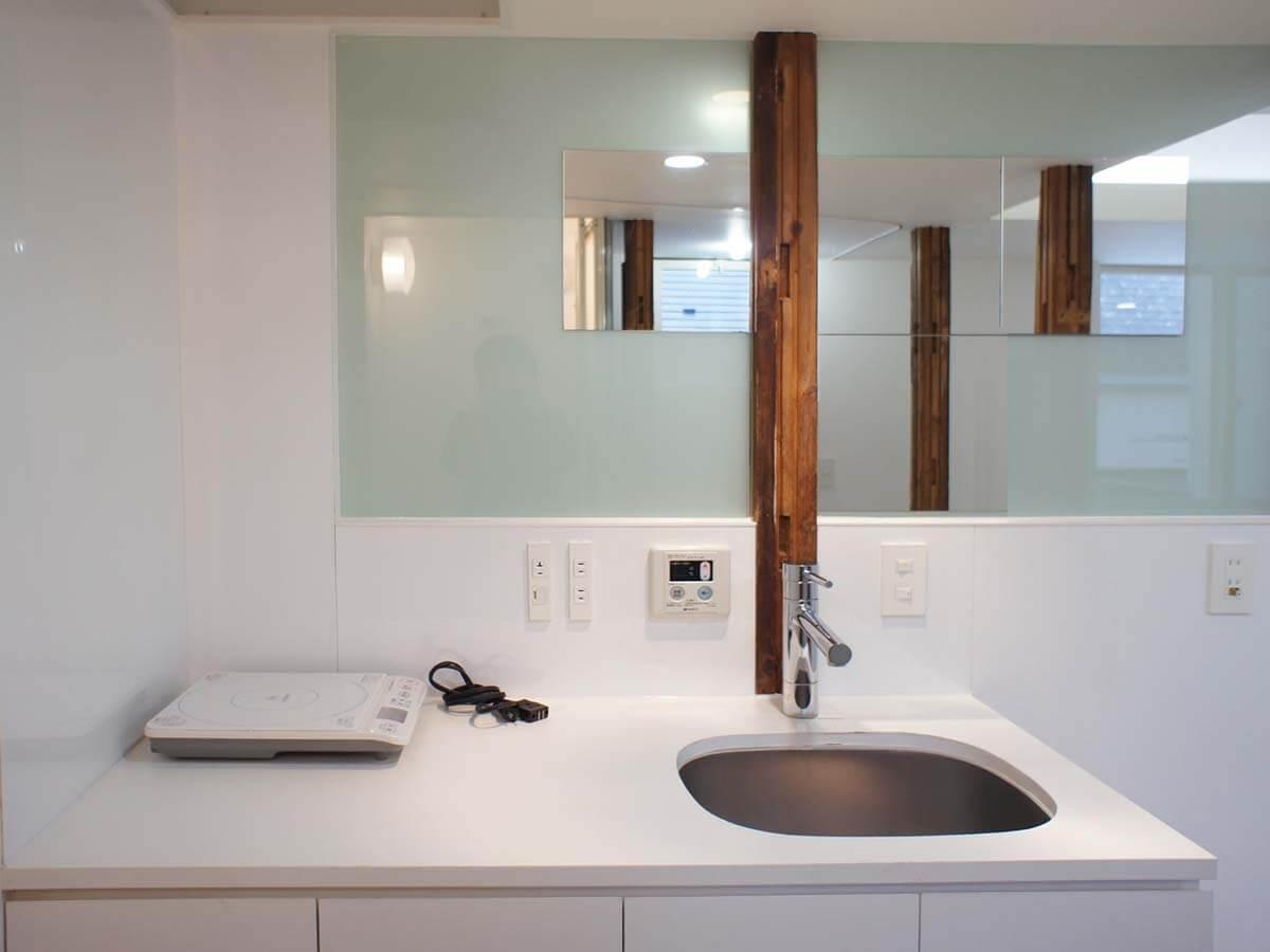 中野区中野の賃貸物件/A号室：キッチンは置き型のIH1口とシンクのみ