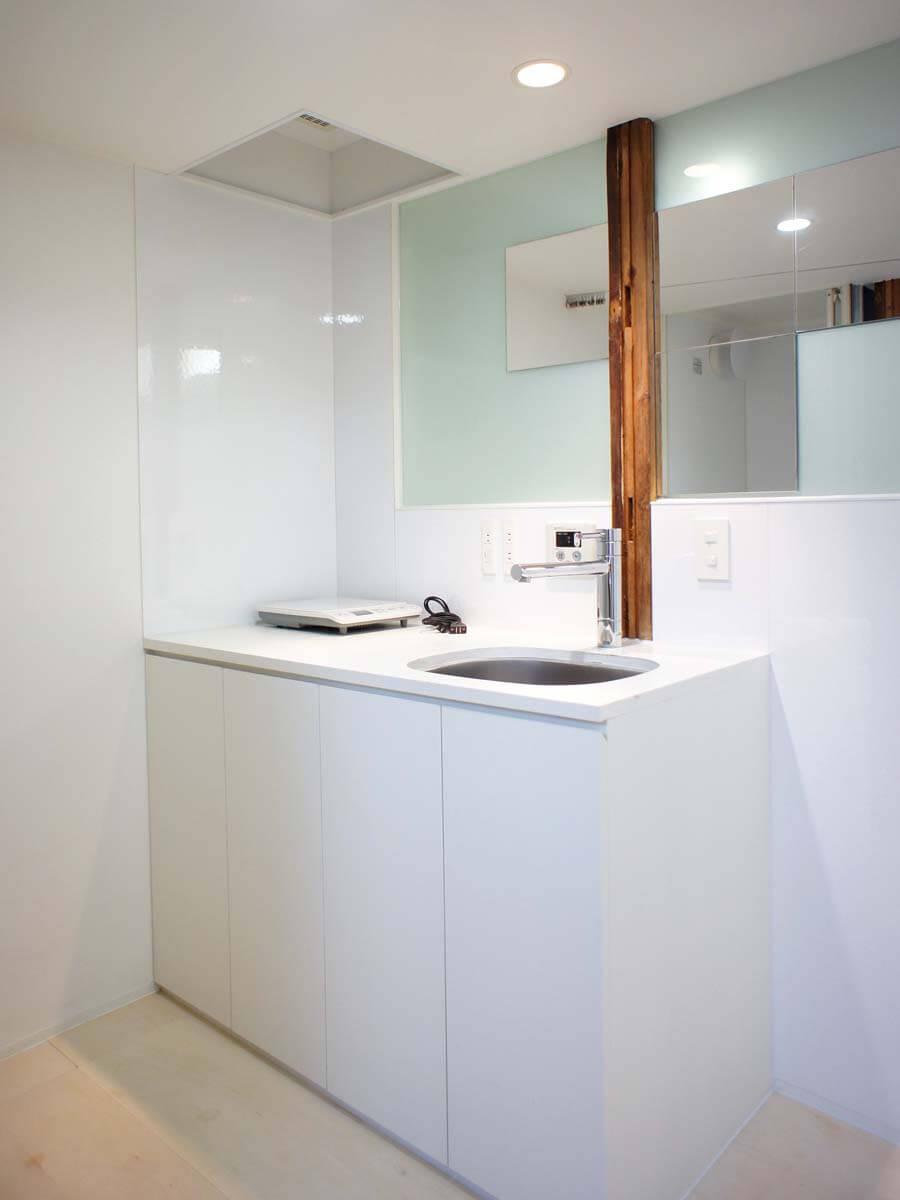 中野区中野の賃貸物件/A号室：キッチン前の鏡で朝の支度も