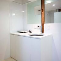 中野区中野の賃貸物件/A号室：キッチン前の鏡で朝の支度も