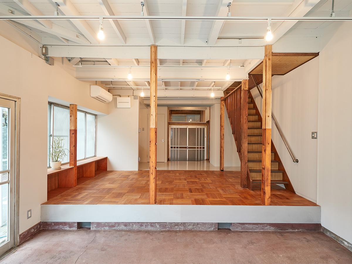 荒川区荒川の賃貸物件/土間と小上がりのフローリングに分かれた1階。土間部分の天井高は約3m