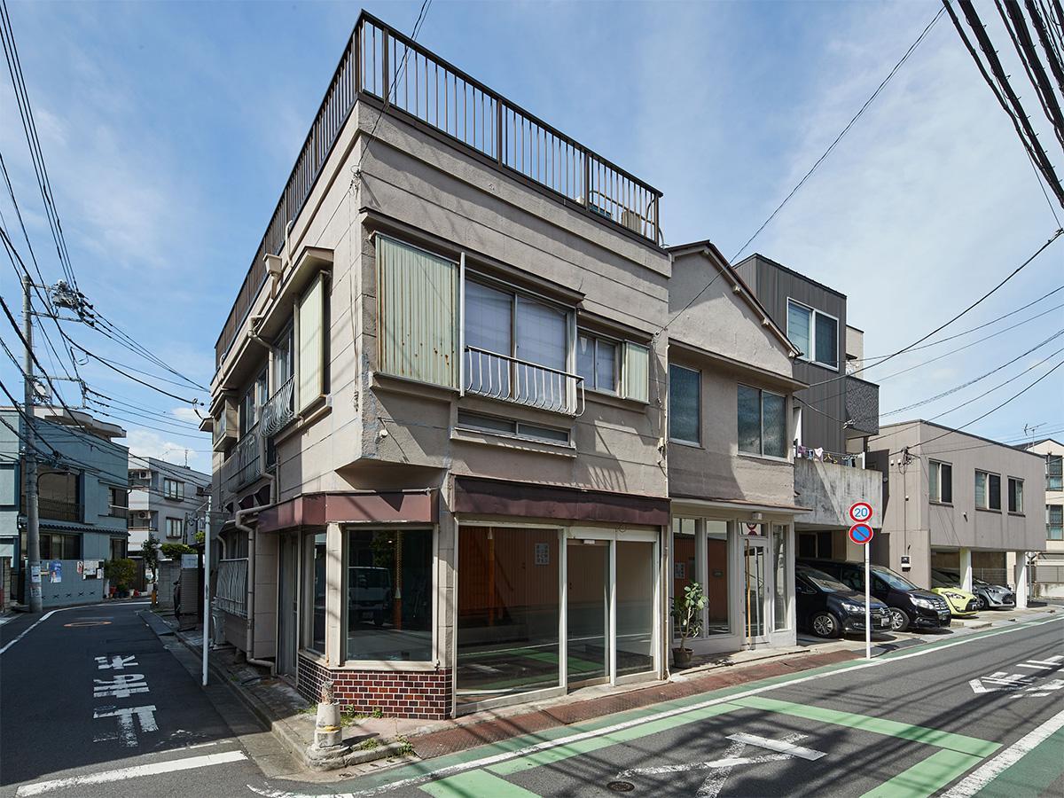 荒川区荒川の賃貸物件/角地に立つ、レトロで可愛らしい建物。屋根の形が異なる、二軒長屋の手前の区画