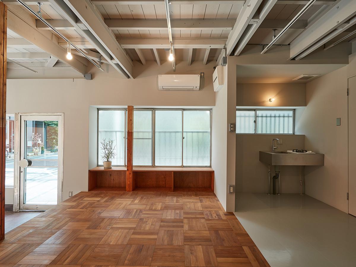 荒川区荒川の賃貸物件/1階：パーケットフローリングがいい感じ。袖壁の奥にミニキッチンが隠れています