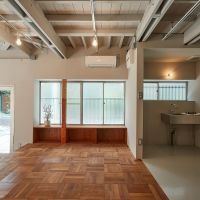 荒川区荒川の賃貸物件/1階：パーケットフローリングがいい感じ。袖壁の奥にミニキッチンが隠れています