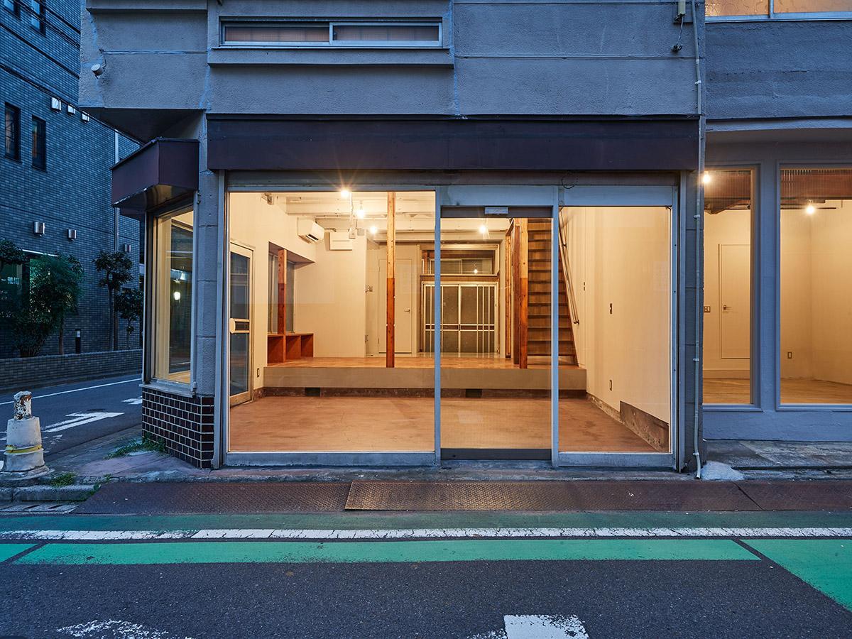 荒川区荒川の賃貸物件/道路側からみる。少し暗くなった頃に、明かりが灯っていると一層いい感じ