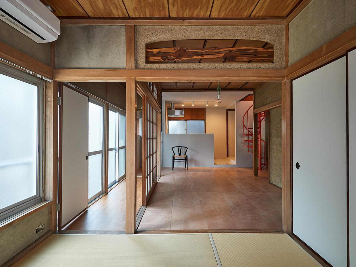 荒川区荒川の賃貸物件/新旧ミックスのリノベーションが心地よい2階。ふすまを外すと視界が抜けて、広々とした印象に