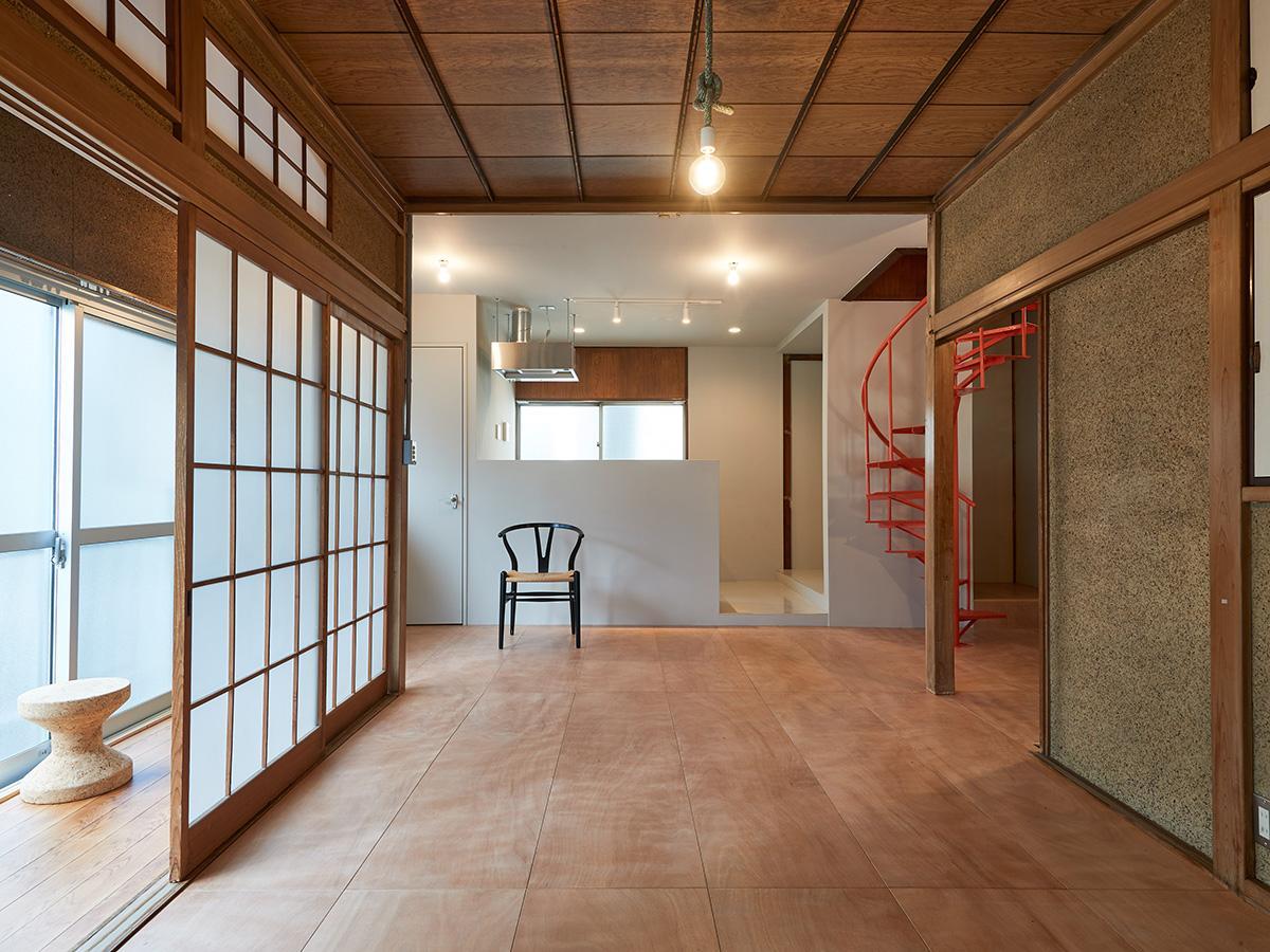 荒川区荒川の賃貸物件/2階：リビング。キッチンの方をみる