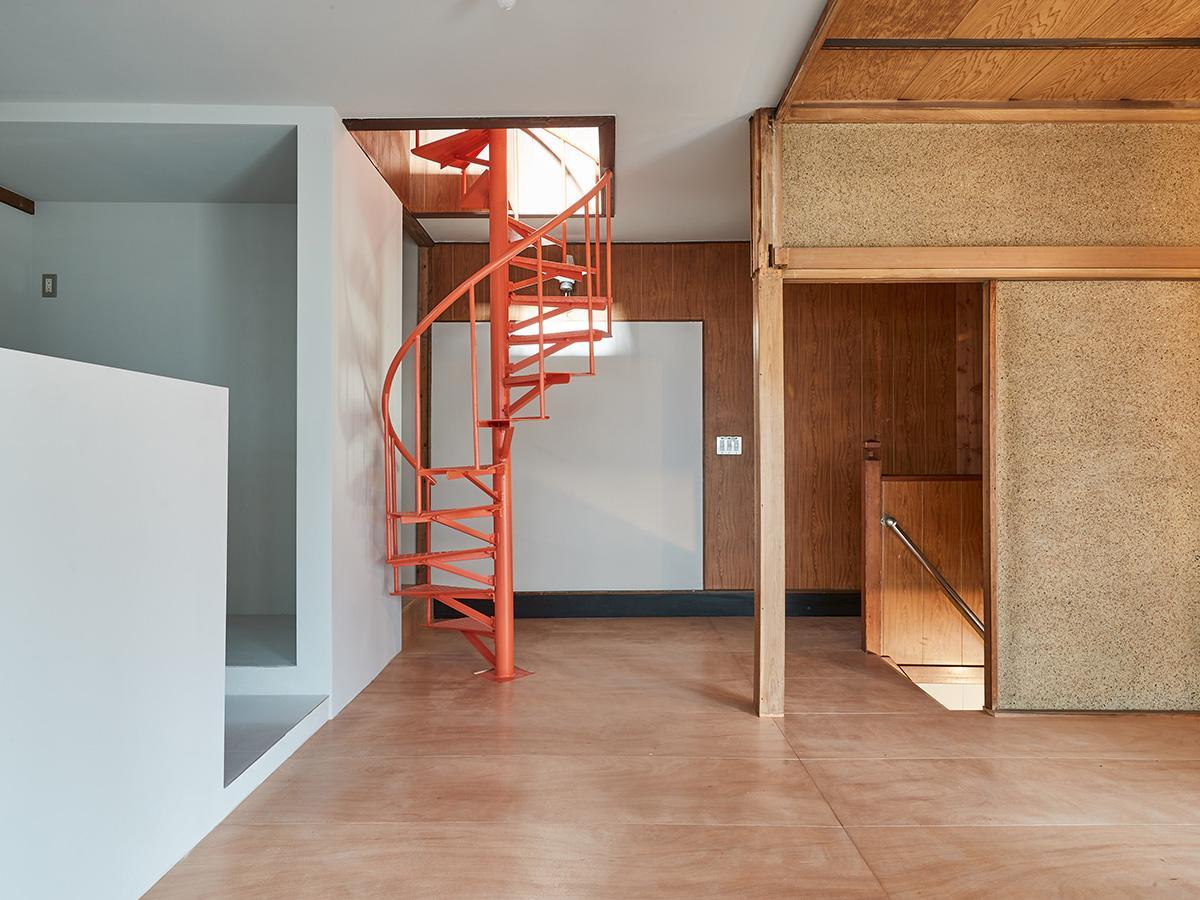 荒川区荒川の賃貸物件/2階：なんとも気になる螺旋階段！屋上へ続きます