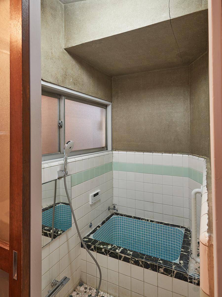 荒川区荒川の賃貸物件/1階：浴室は渋いままのつくり