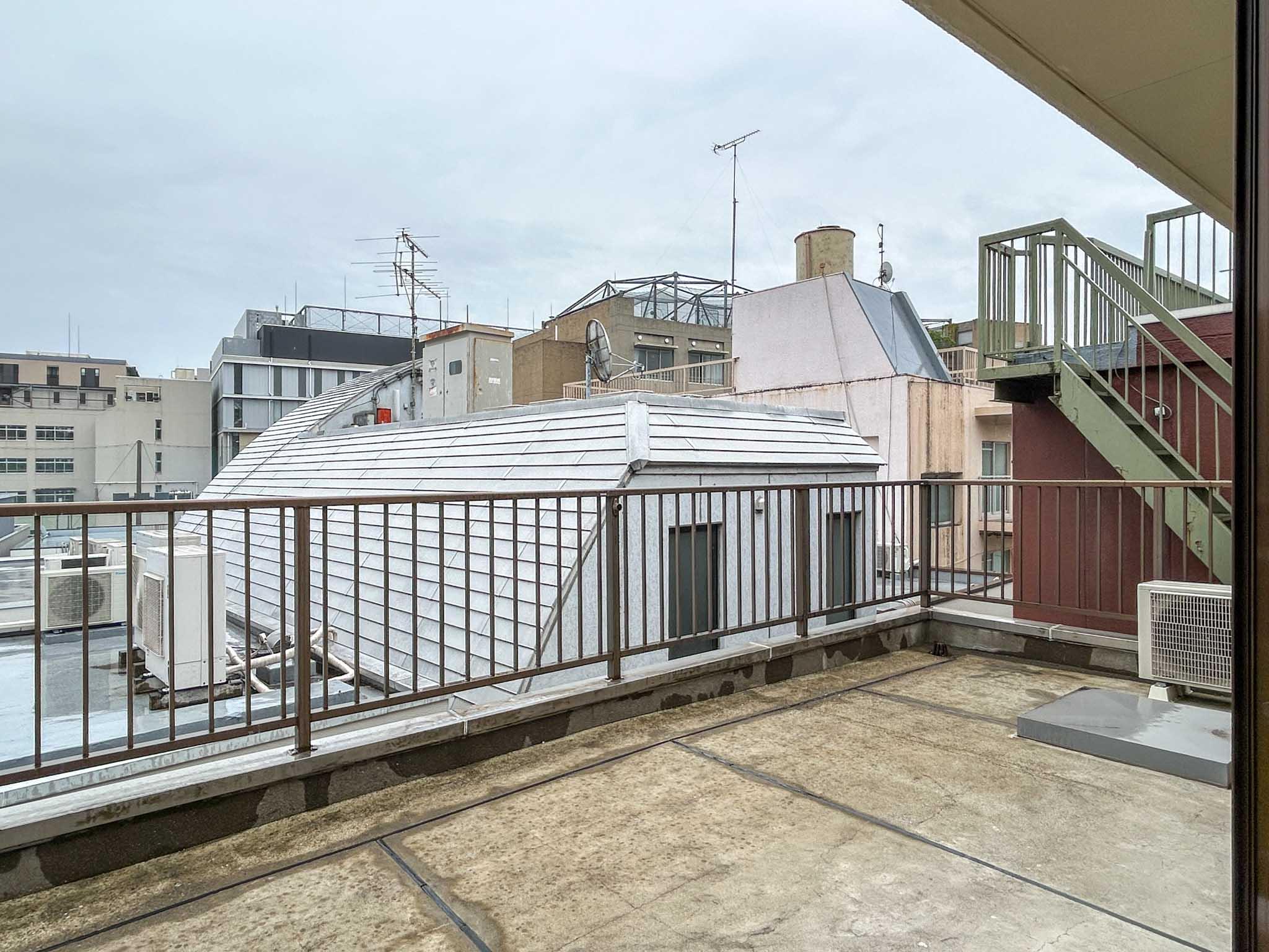 新宿区西早稲田の賃貸物件/晴れた日にはたくさん光が降り注ぎそうな、南側のルーフバルコニー
