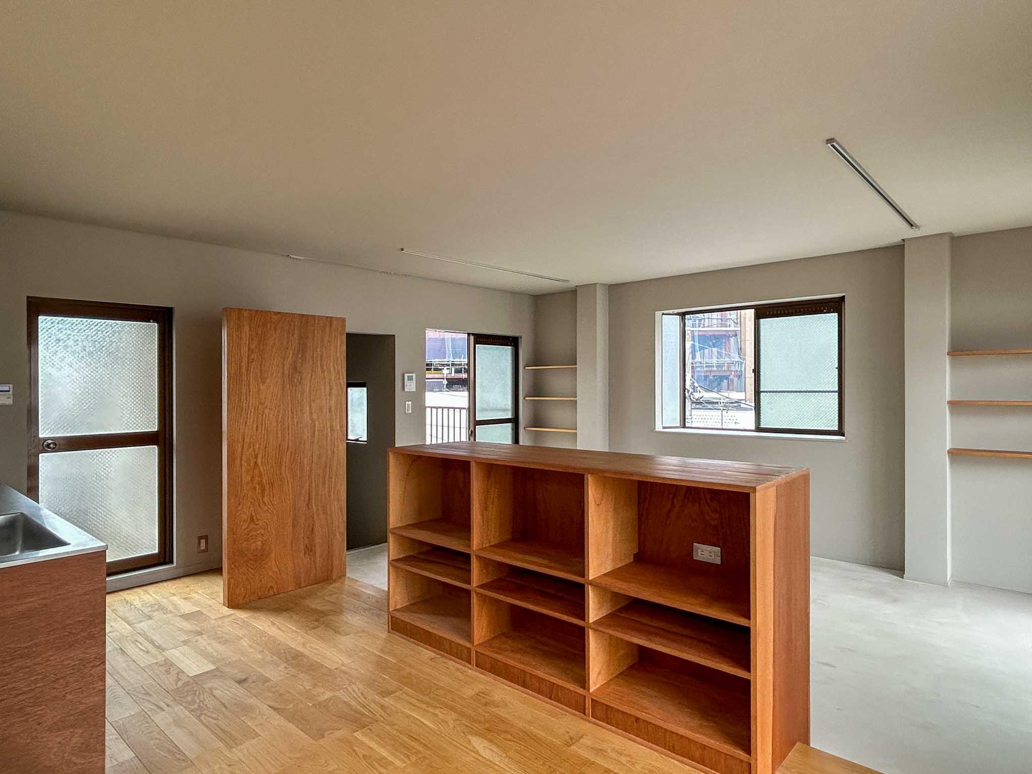 新宿区西早稲田の賃貸物件/床材はモルタルと無垢フローリングのハーフ&ハーフ。コントラストが利いた内装