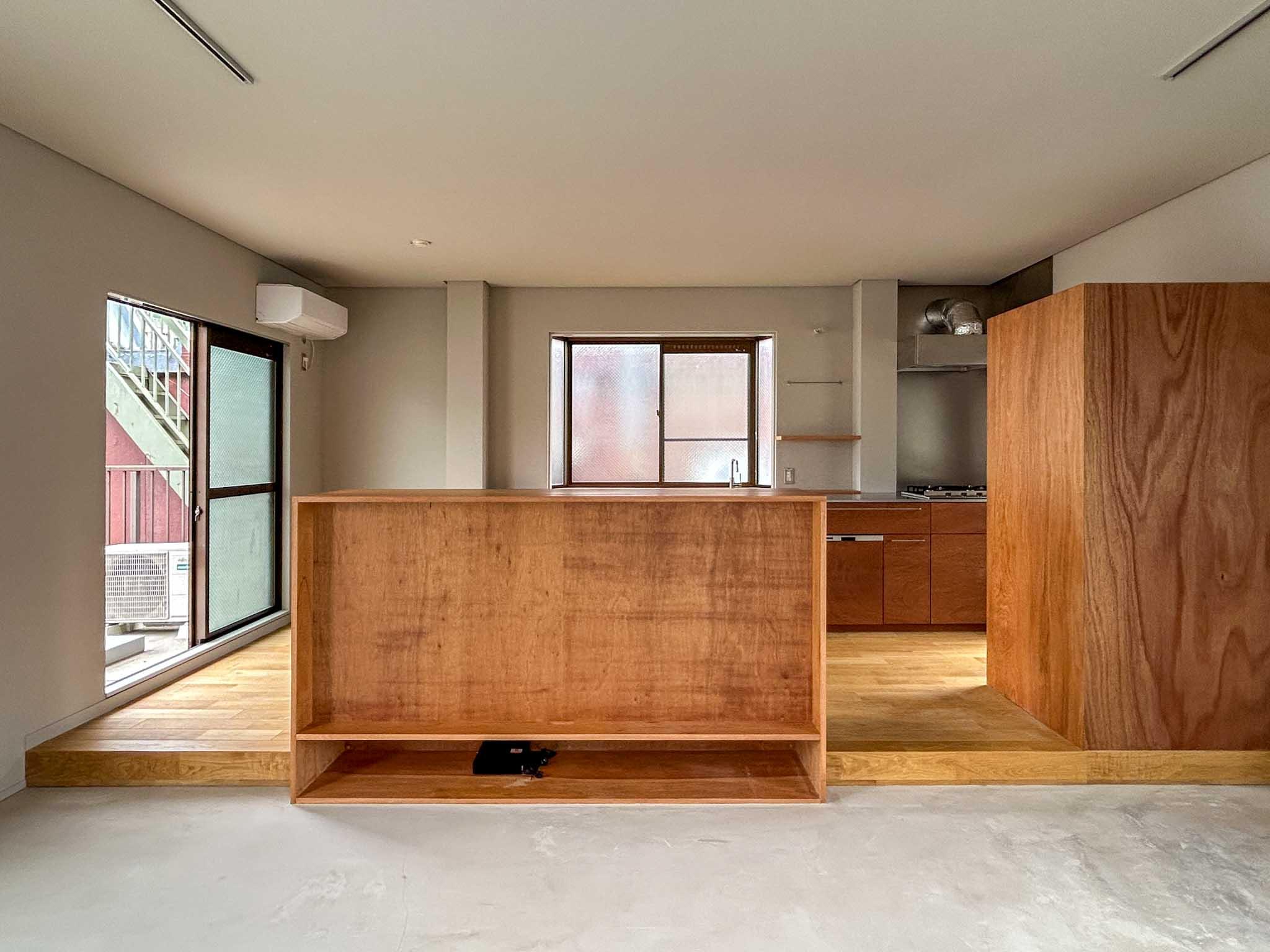 新宿区西早稲田の賃貸物件/3階：キッチン側をみる。キッチンの面材や造作は合板を使用