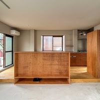 新宿区西早稲田の賃貸物件/3階：キッチン側をみる。キッチンの面材や造作は合板を使用