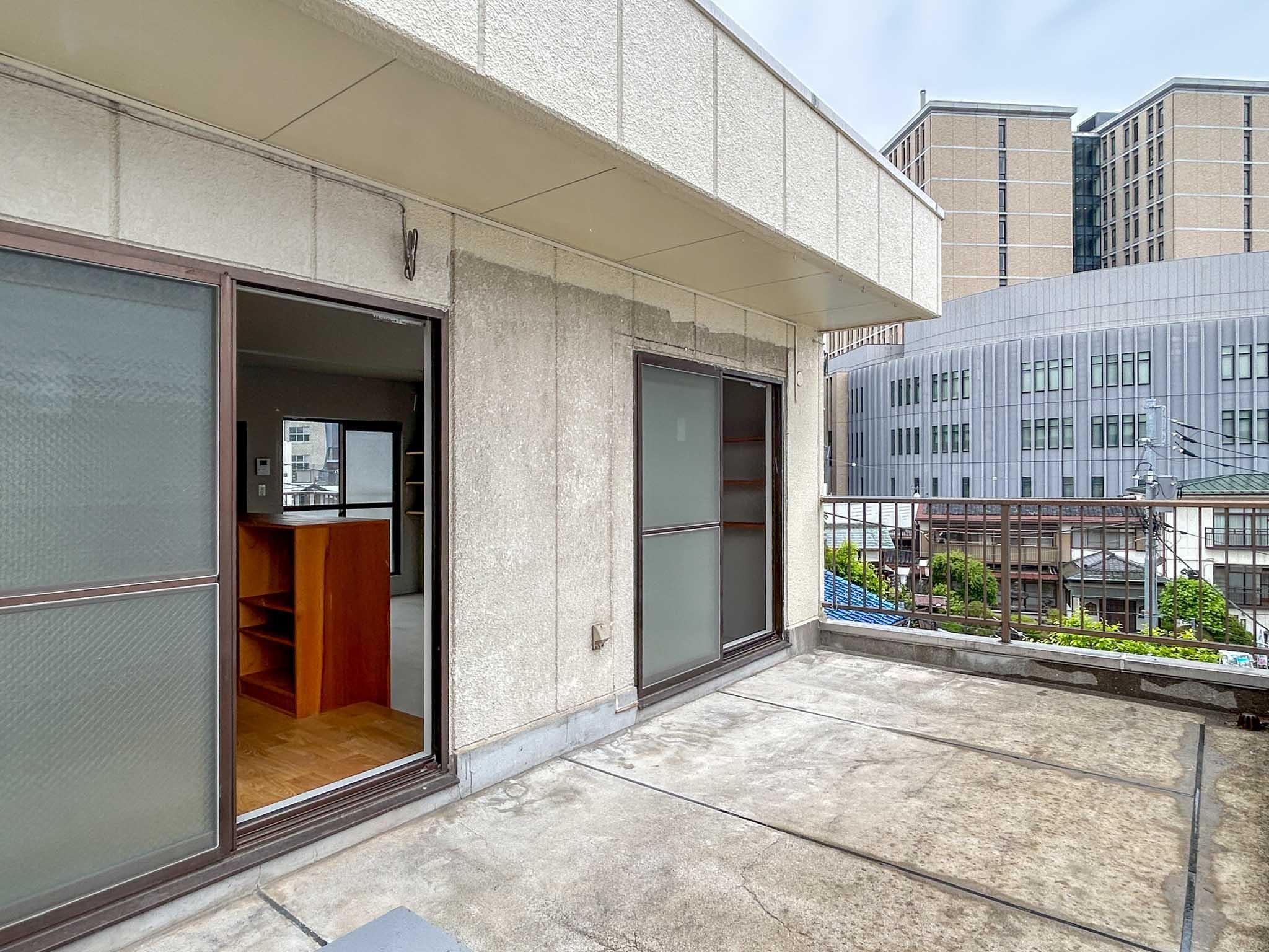 新宿区西早稲田の賃貸物件/3階：南側のバルコニー。広さにゆとりがあります