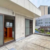 新宿区西早稲田の賃貸物件/3階：南側のバルコニー。広さにゆとりがあります