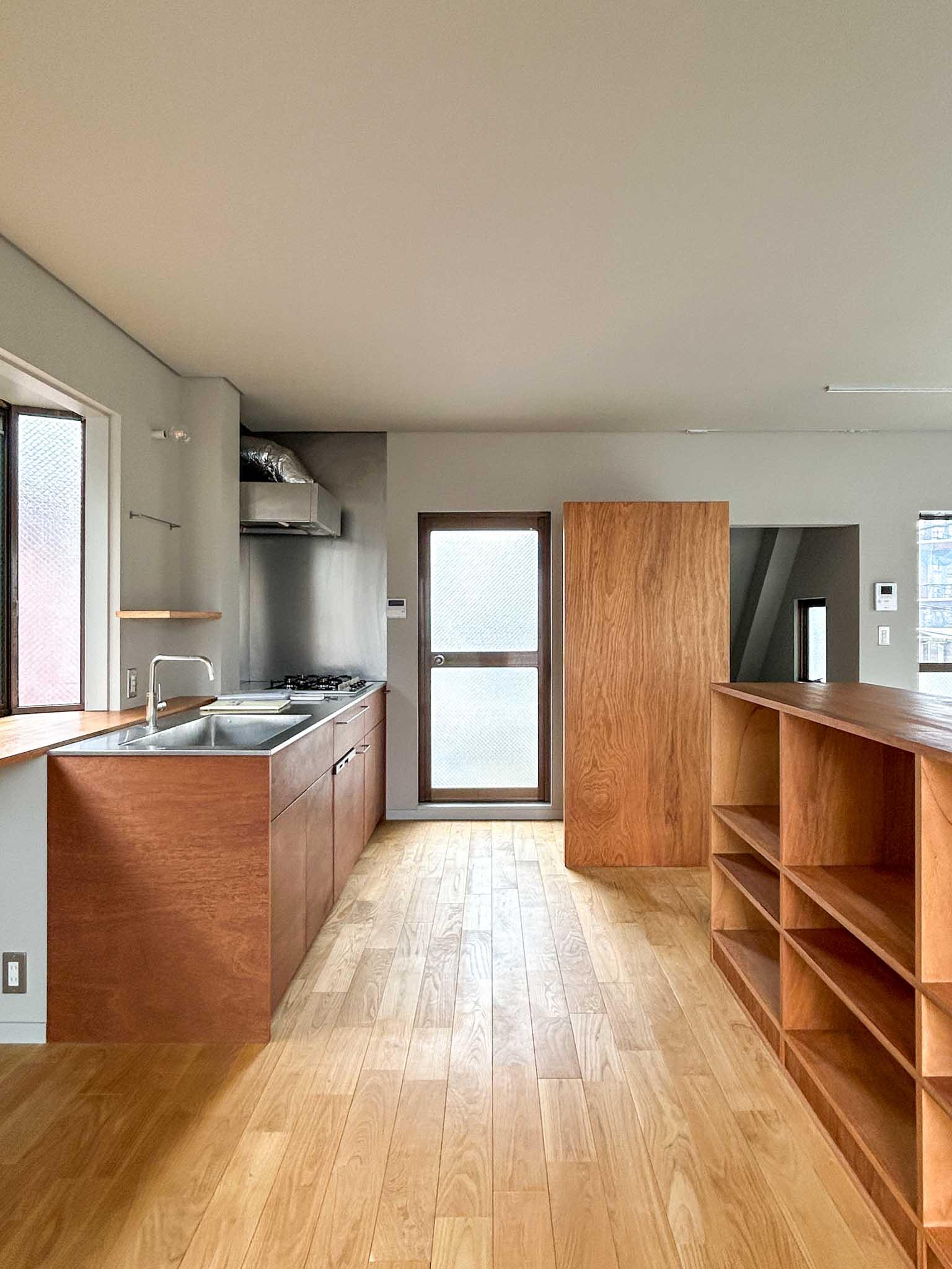 新宿区西早稲田の賃貸物件/3階：木質のキッチン側。コンパクトであればダイニングテーブルも置けそう