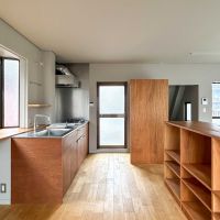 新宿区西早稲田の賃貸物件/3階：木質のキッチン側。コンパクトであればダイニングテーブルも置けそう