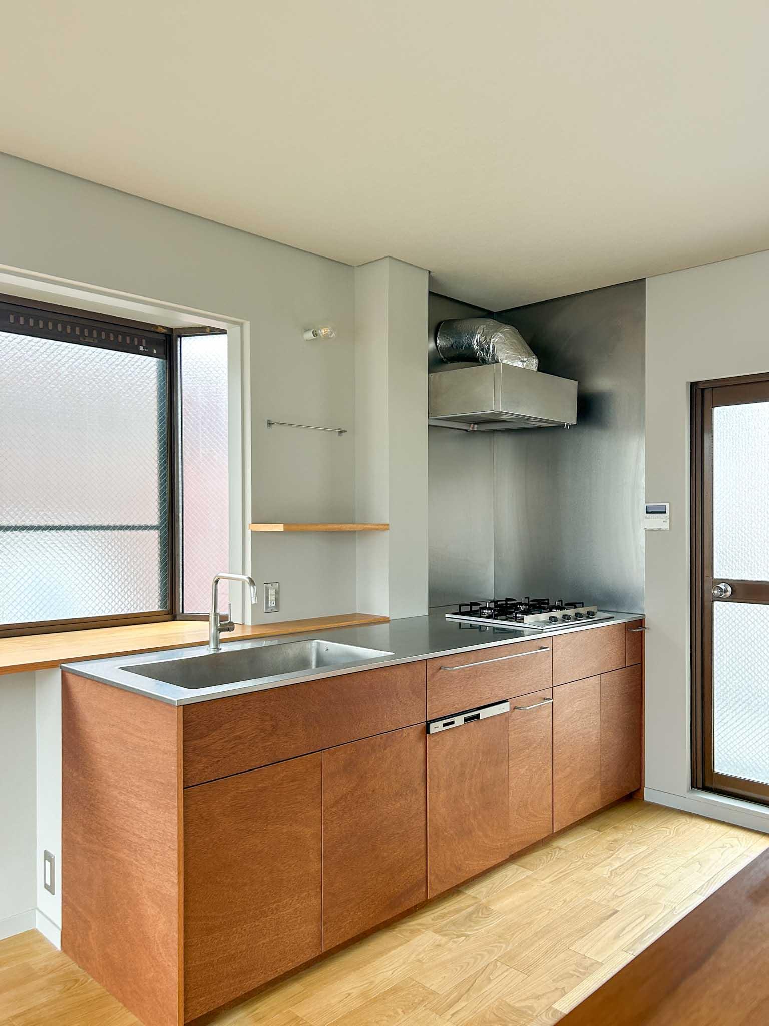 新宿区西早稲田の賃貸物件/3階：キッチン。造作に合わせて面材を合板にしたこだわりよう