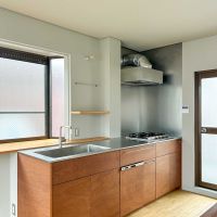 新宿区西早稲田の賃貸物件/3階：キッチン。造作に合わせて面材を合板にしたこだわりよう