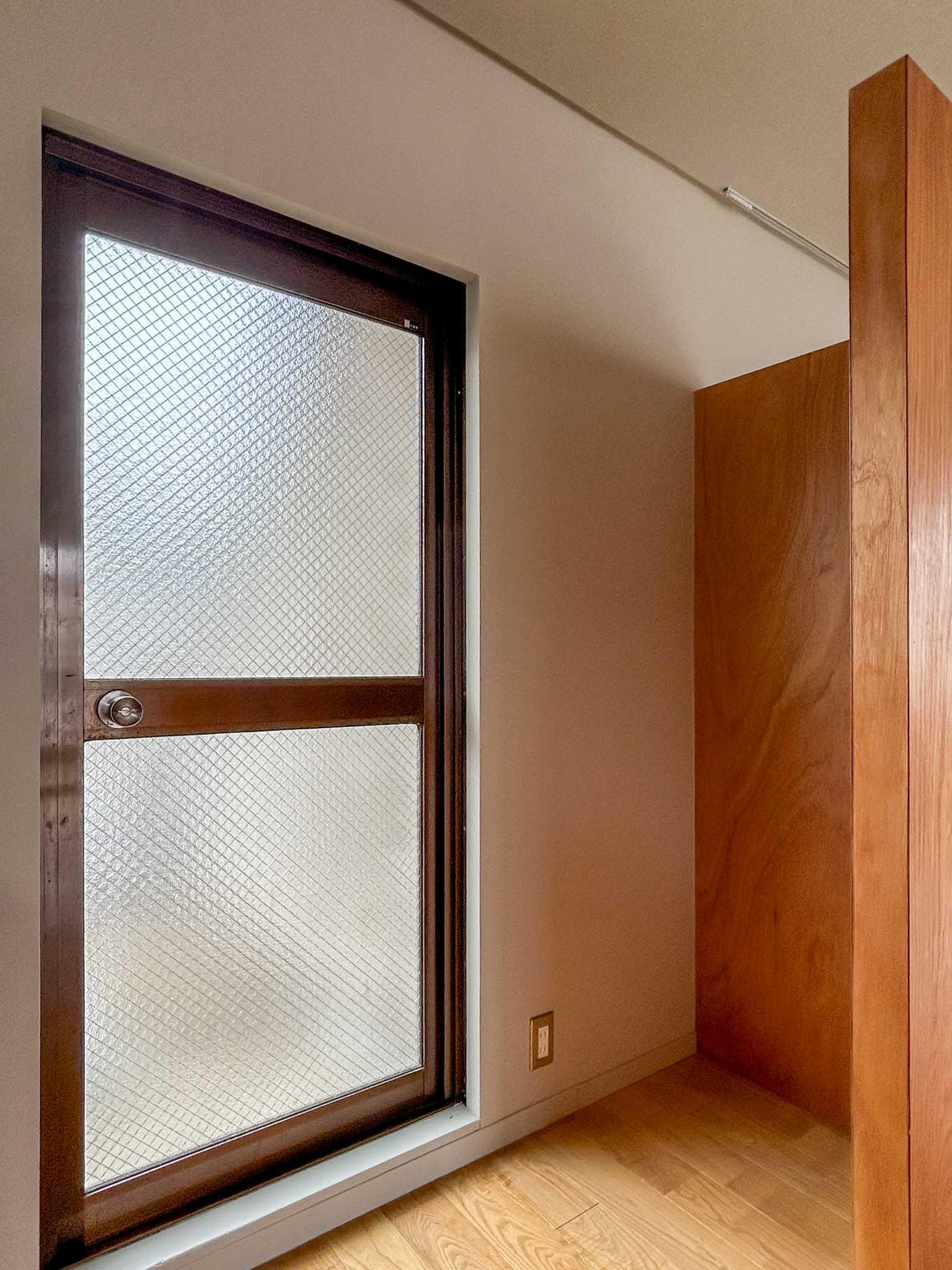 新宿区西早稲田の賃貸物件/3階：広い冷蔵庫置き場。隣にバルコニーの扉