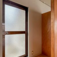 新宿区西早稲田の賃貸物件/3階：広い冷蔵庫置き場。隣にバルコニーの扉