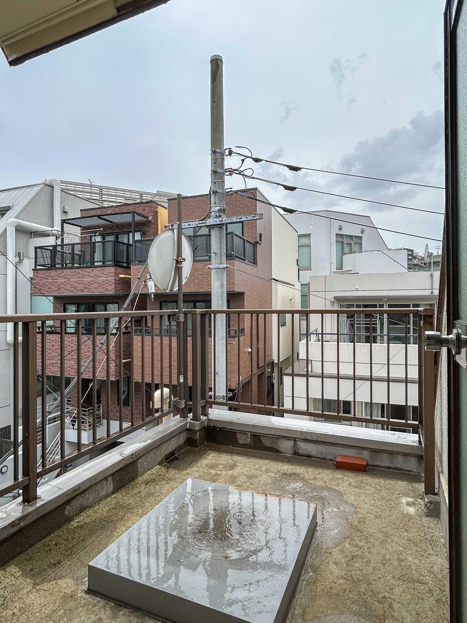 新宿区西早稲田の賃貸物件/3階：北西側のバルコニー