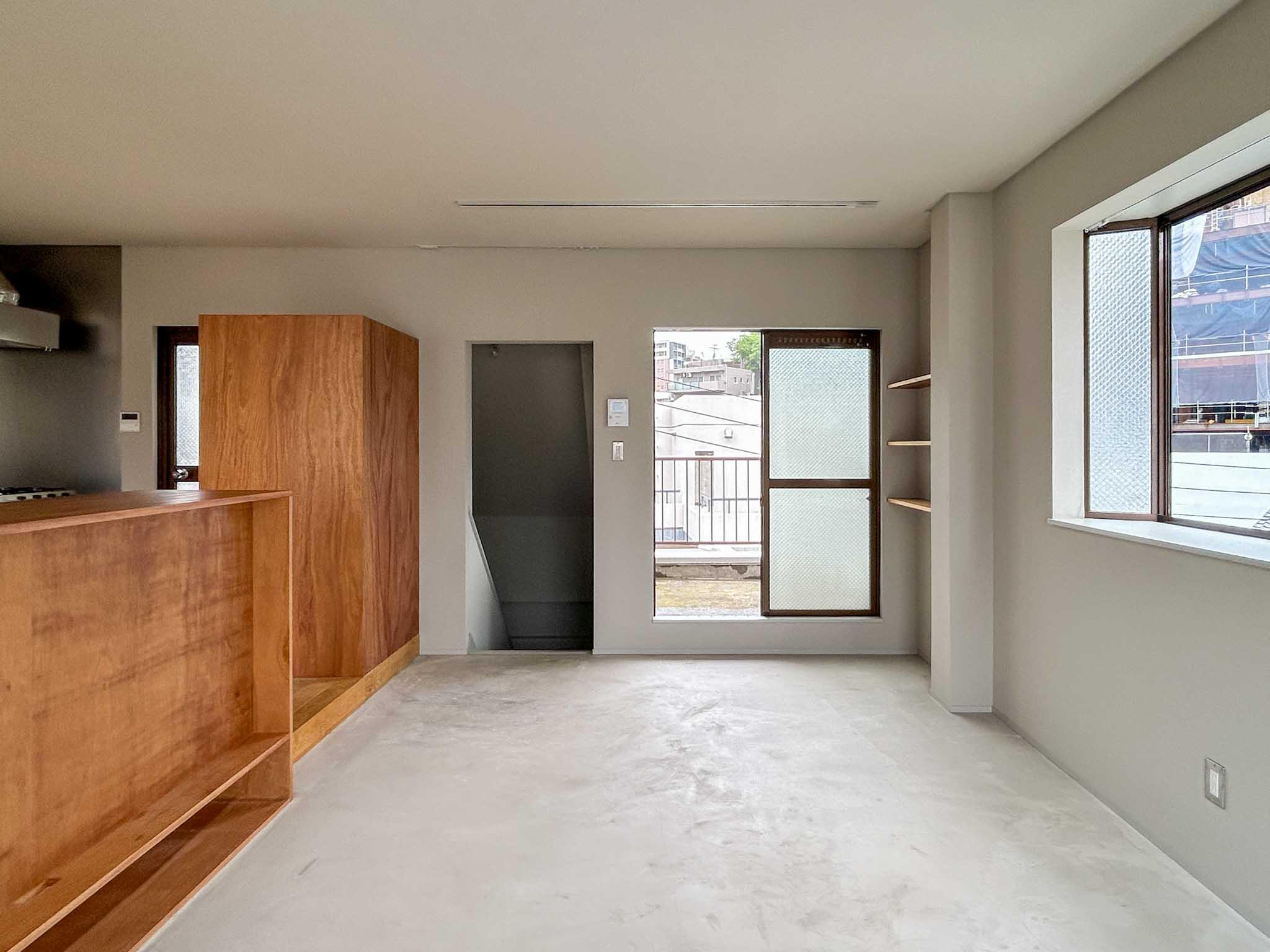 新宿区西早稲田の賃貸物件/3階：モルタル床のスペース。インテリアを引き立たせるシンプルな出立ち