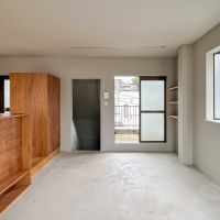 新宿区西早稲田の賃貸物件/3階：モルタル床のスペース。インテリアを引き立たせるシンプルな出立ち