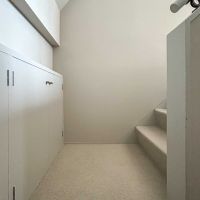 新宿区西早稲田の賃貸物件/階段はふかふかのカーペット敷き。踊り場に収納もついています