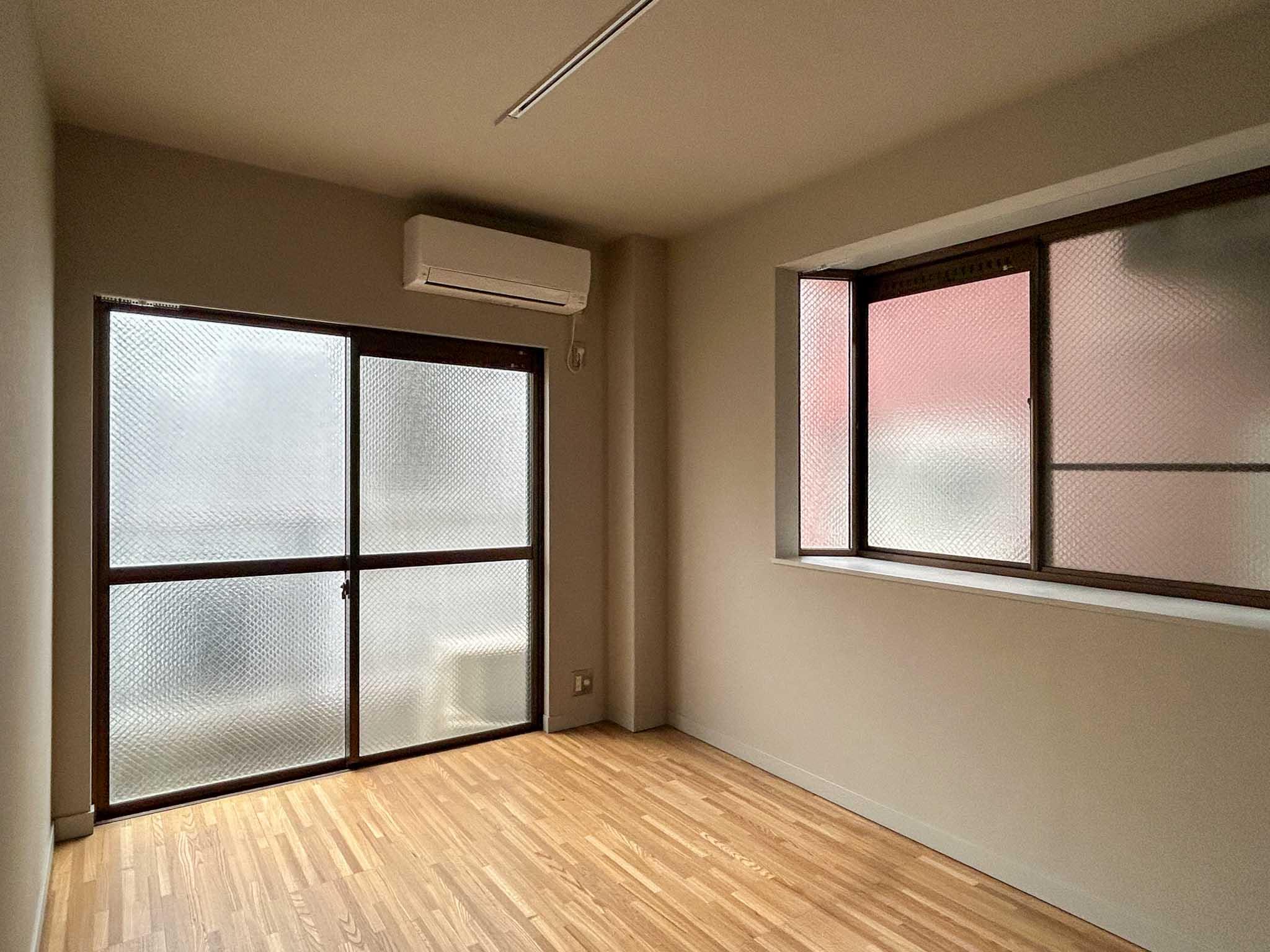 新宿区西早稲田の賃貸物件/2階：南側の洋室。二面に窓がついています