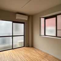 新宿区西早稲田の賃貸物件/2階：南側の洋室。二面に窓がついています