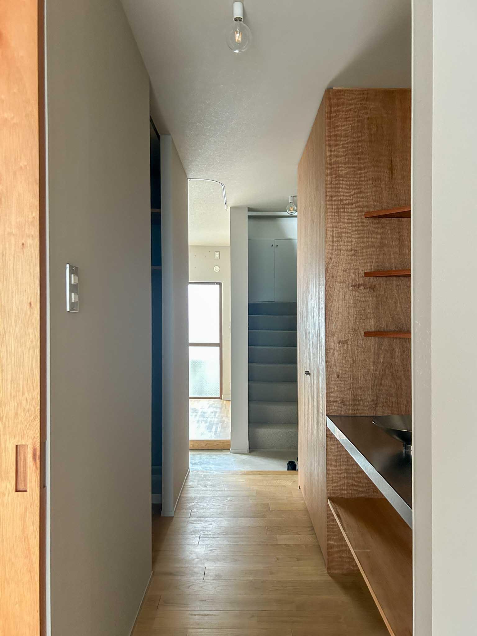 新宿区西早稲田の賃貸物件/2階：左に浴室などの水回り。右に洗面台と収納