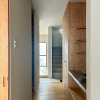 新宿区西早稲田の賃貸物件/2階：左に浴室などの水回り。右に洗面台と収納