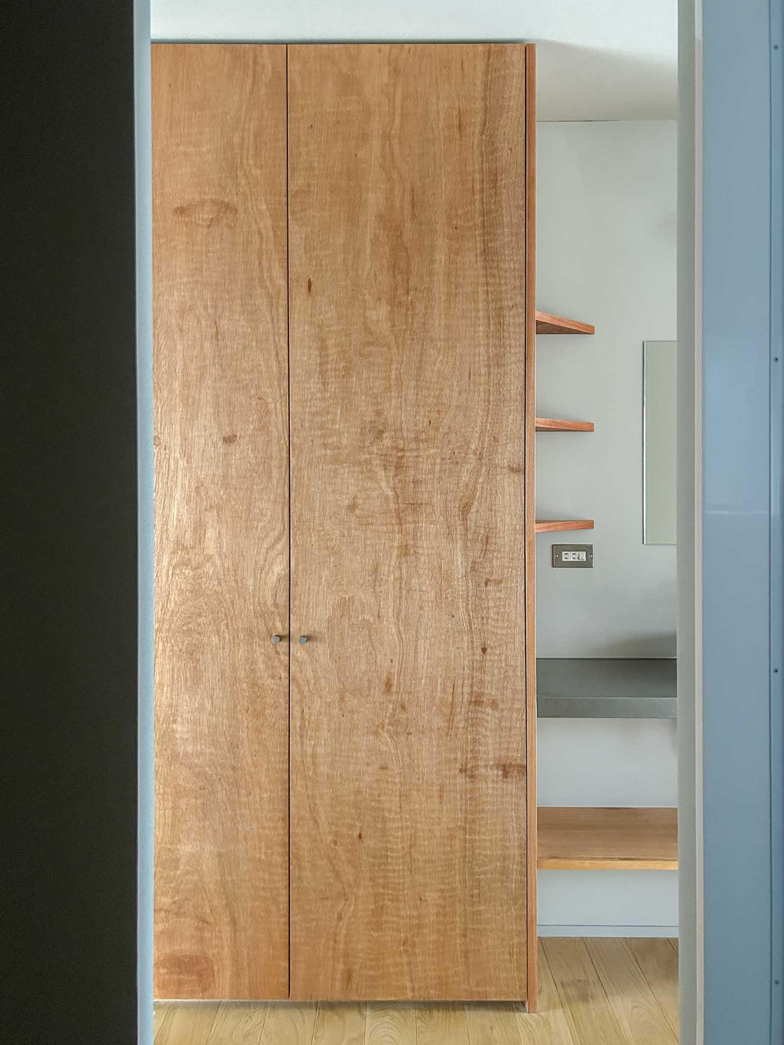 新宿区西早稲田の賃貸物件/2階：脱衣室から外をみる。玄関横収納の面材もいい表情