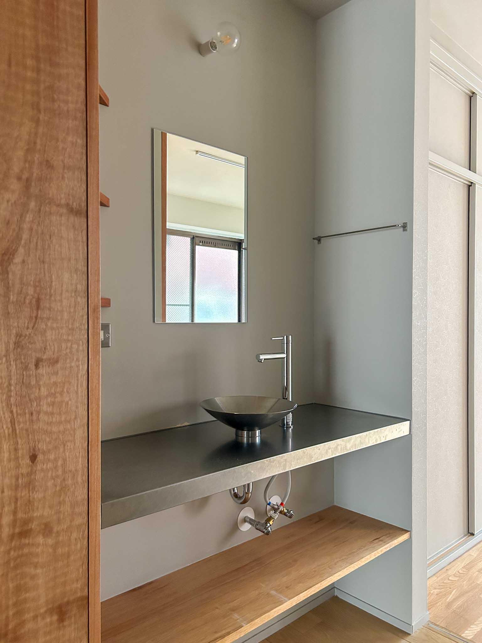 新宿区西早稲田の賃貸物件/2階：コンパクトな洗面台