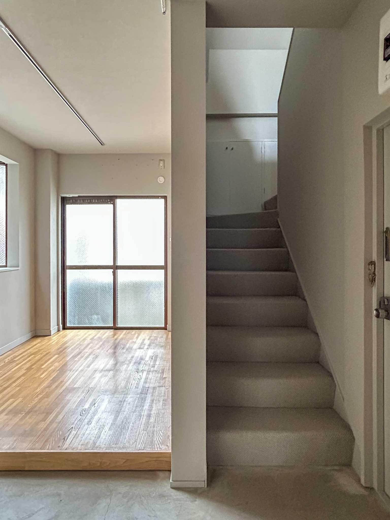 新宿区西早稲田の賃貸物件/2階：洋室と階段。靴が脱ぎやすいように、階段下に踏み台を用意しておくと良いかも