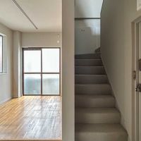 新宿区西早稲田の賃貸物件/2階：洋室と階段。靴が脱ぎやすいように、階段下に踏み台を用意しておくと良いかも