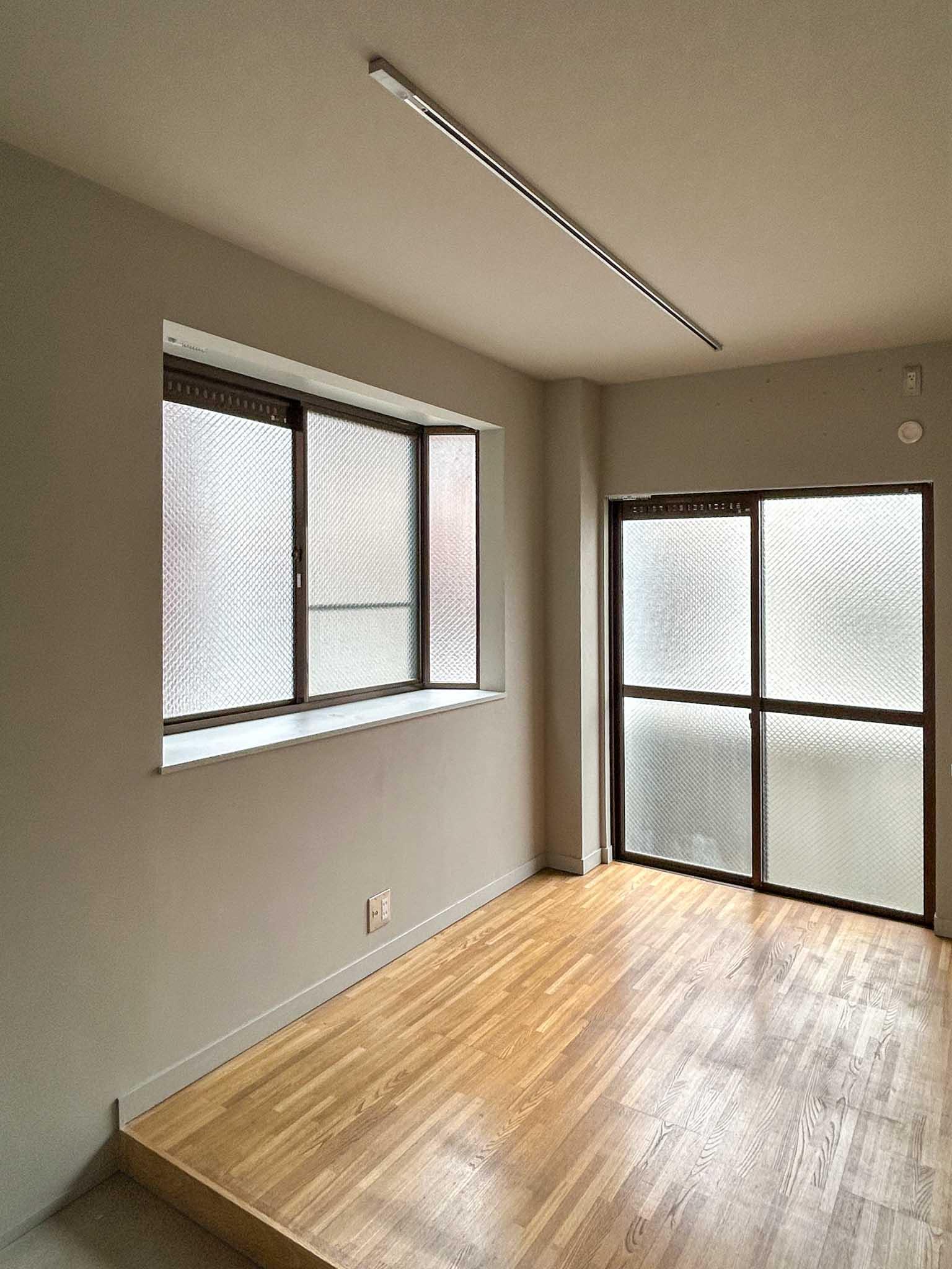 新宿区西早稲田の賃貸物件/2階：北側の洋室。こちらの部屋も二面採光