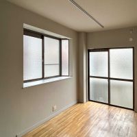 新宿区西早稲田の賃貸物件/2階：北側の洋室。こちらの部屋も二面採光