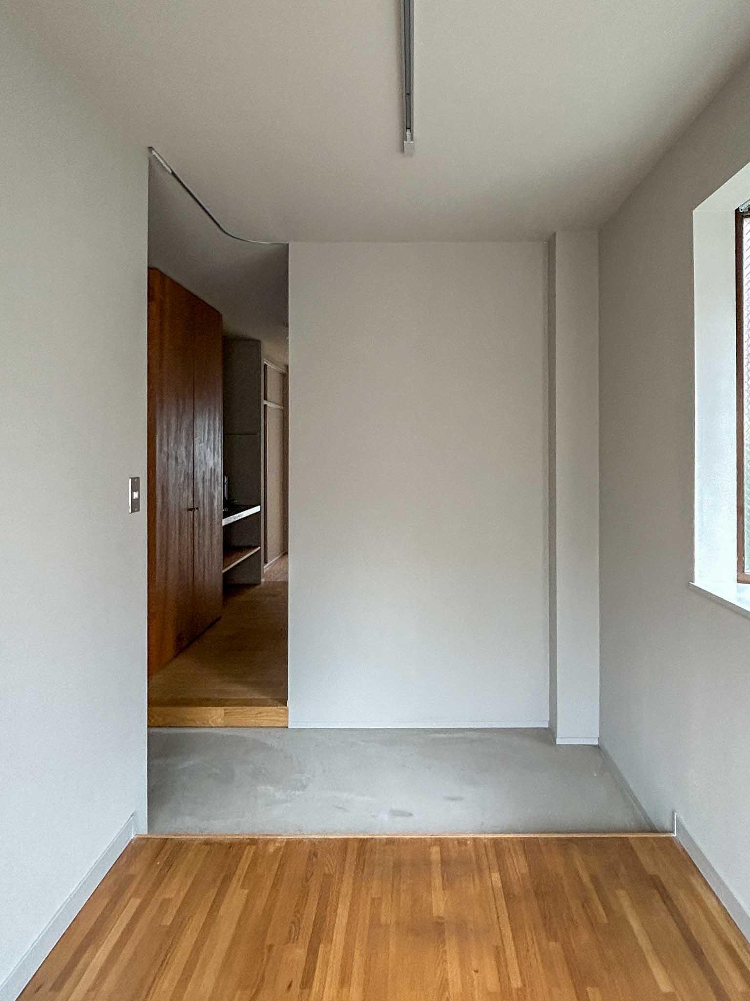 新宿区西早稲田の賃貸物件/2階：玄関土間ですっぱりと分かれている