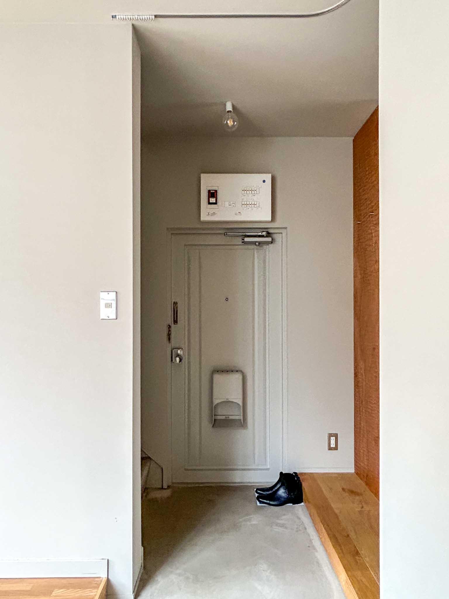 新宿区西早稲田の賃貸物件/2階：玄関。北側の洋室はカーテンで区切ることも可能