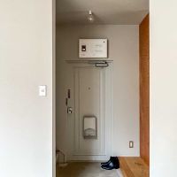 新宿区西早稲田の賃貸物件/2階：玄関。北側の洋室はカーテンで区切ることも可能