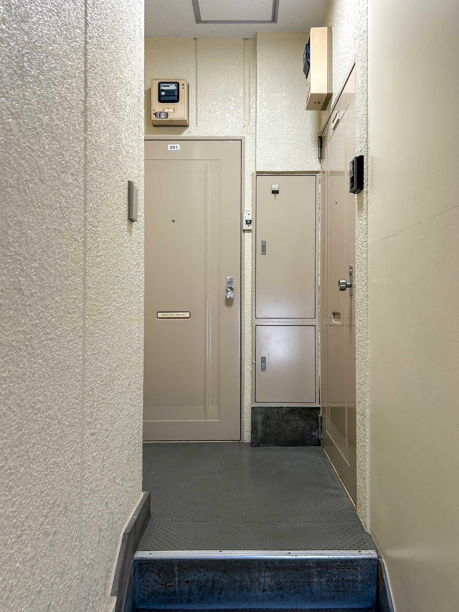 新宿区西早稲田の賃貸物件/2階の玄関先。隣にもうひとつ区画があります