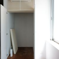 世田谷区代沢の賃貸物件/1階：エアコンはルーバーで隠され、収納も目立たないデザイン
