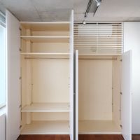 世田谷区代沢の賃貸物件/1階：エアコンはルーバーで隠され、収納も目立たないデザイン